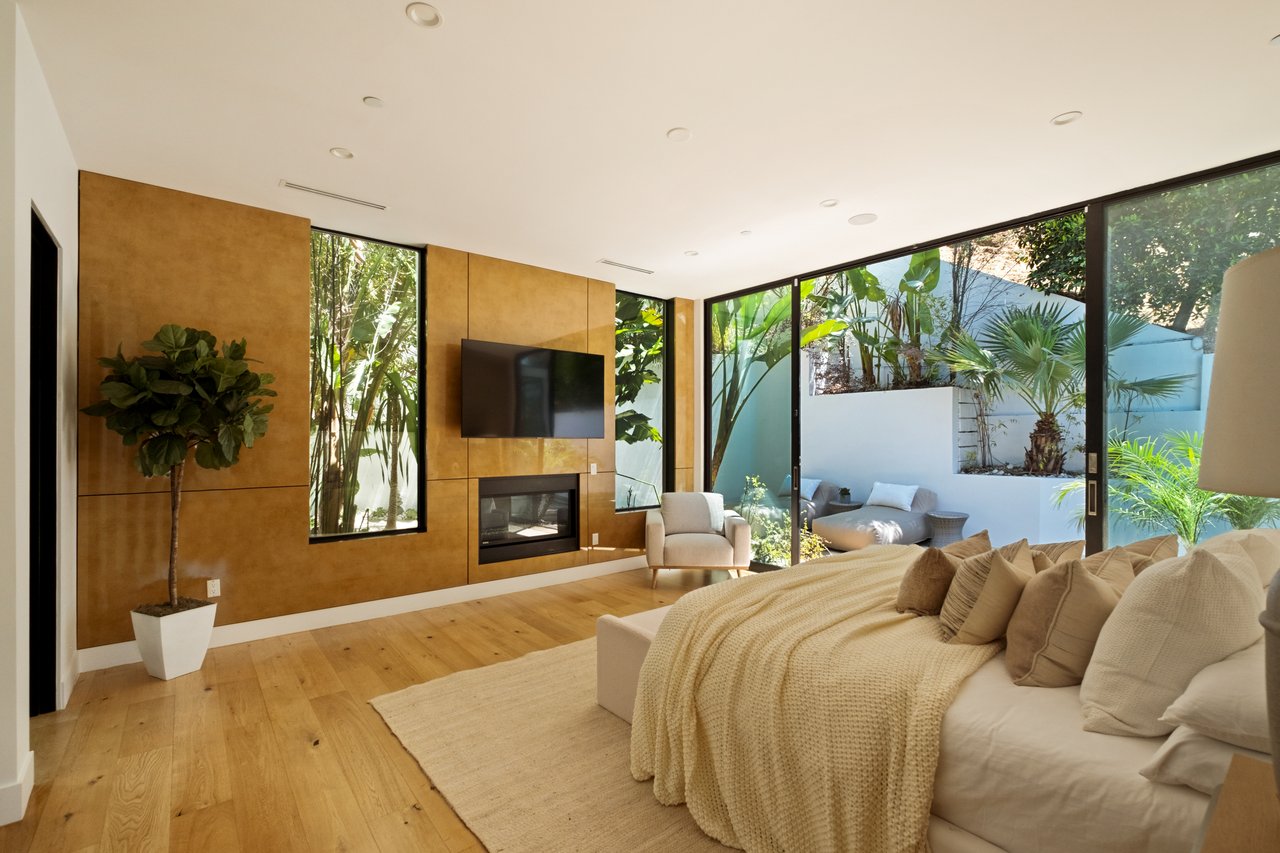 1516 Forest Knoll Dr, Sunset Strip