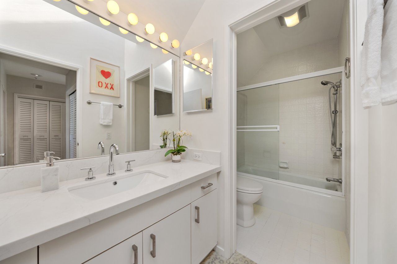 Luxurious End Unit in Point Tiburon