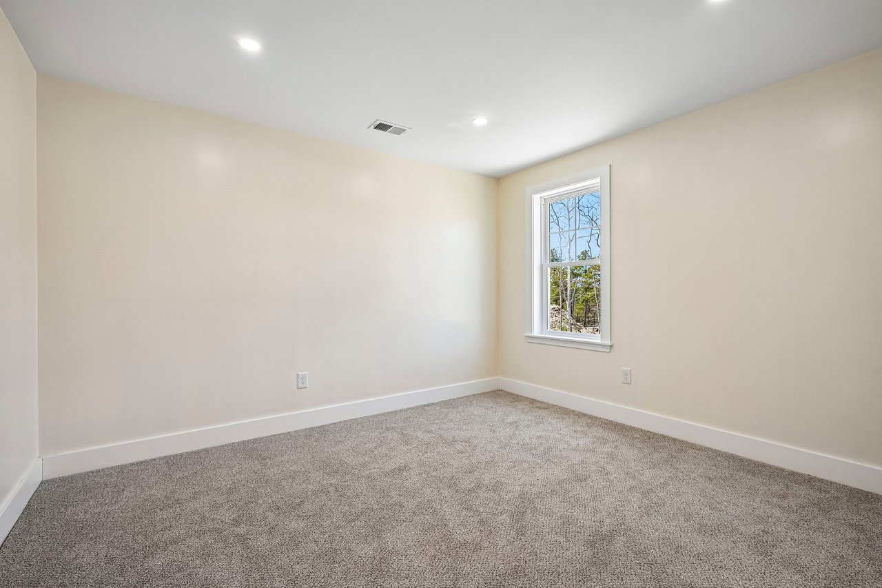 33 Seabiscuit Dr, Plymouth, MA 02360