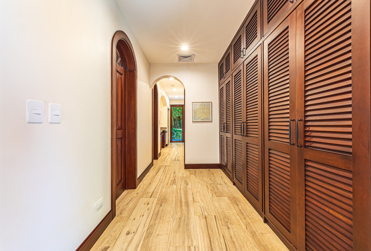 Nido Escondido, Playa Dominical