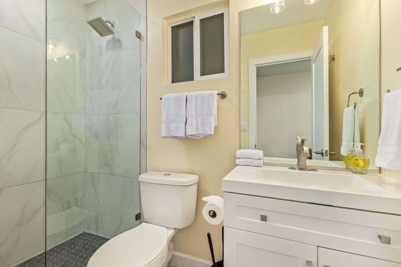 5839 E VOLTAIRE Avenue