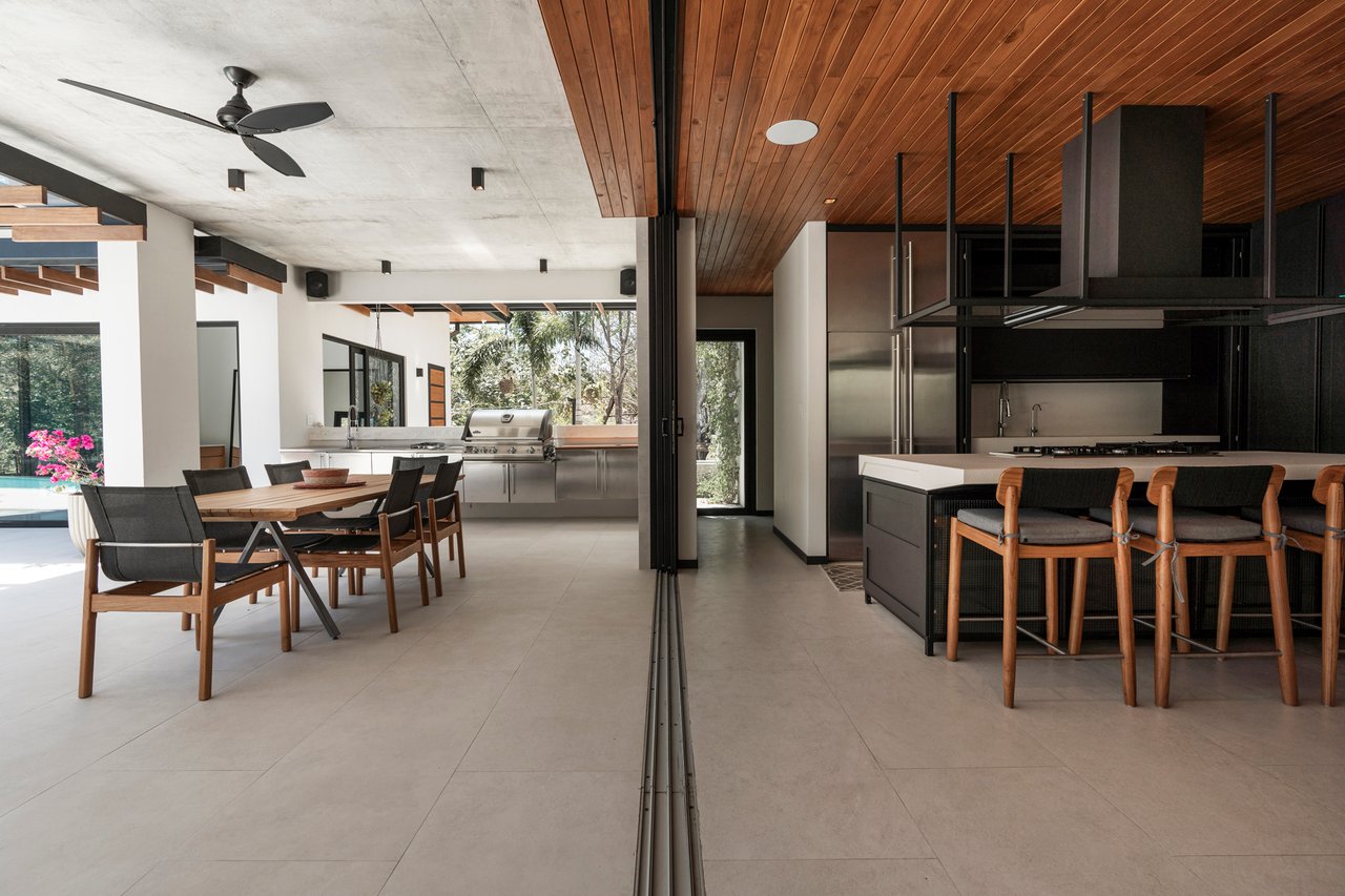 Villa Solana: Modern Luxury Steps from Playa Mansita in Hacienda Pinilla