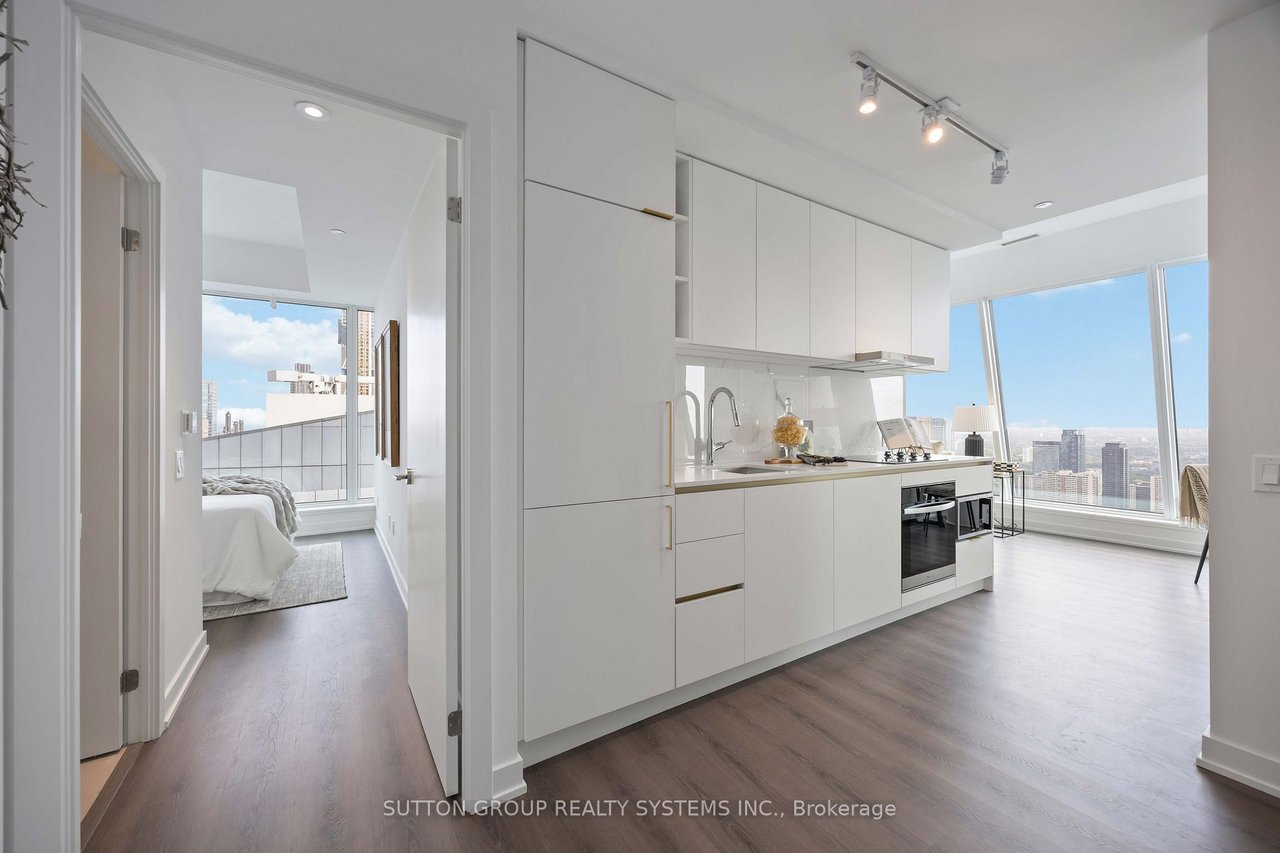 YORKVILLE PENTHOUSE LIVING