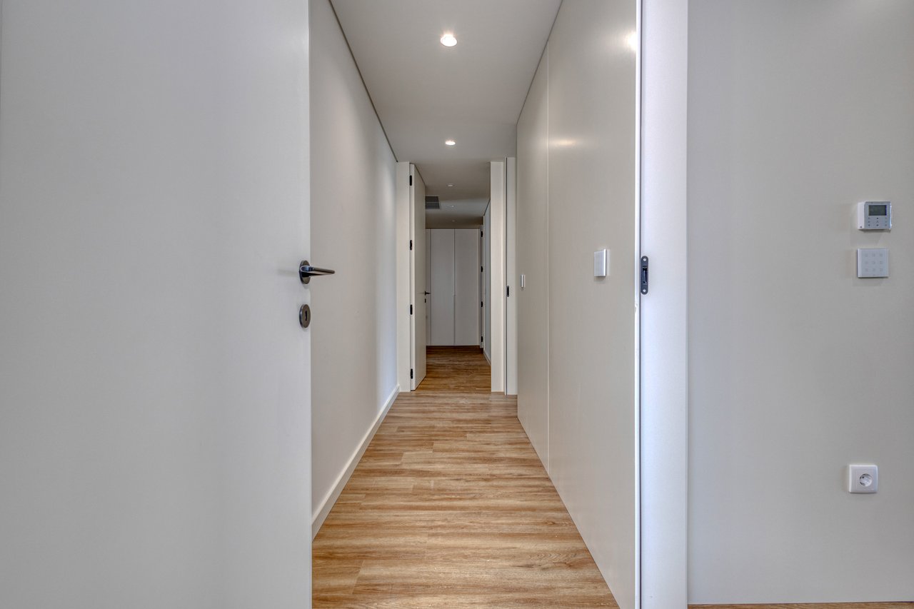 Contemporary 3-Bedroom Luxury Villa with Pool and Large Basement in Palmeira, Braga