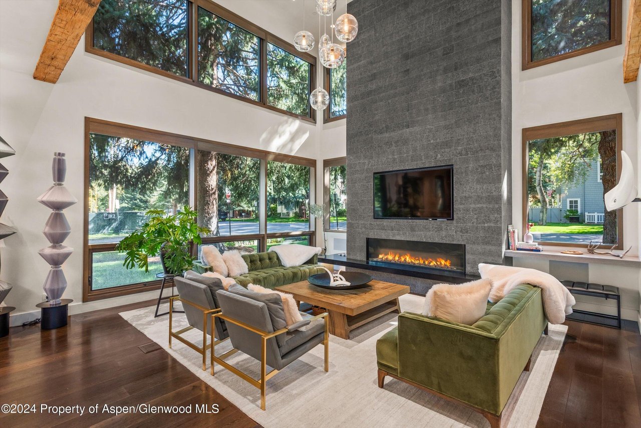 700 W Smuggler Street