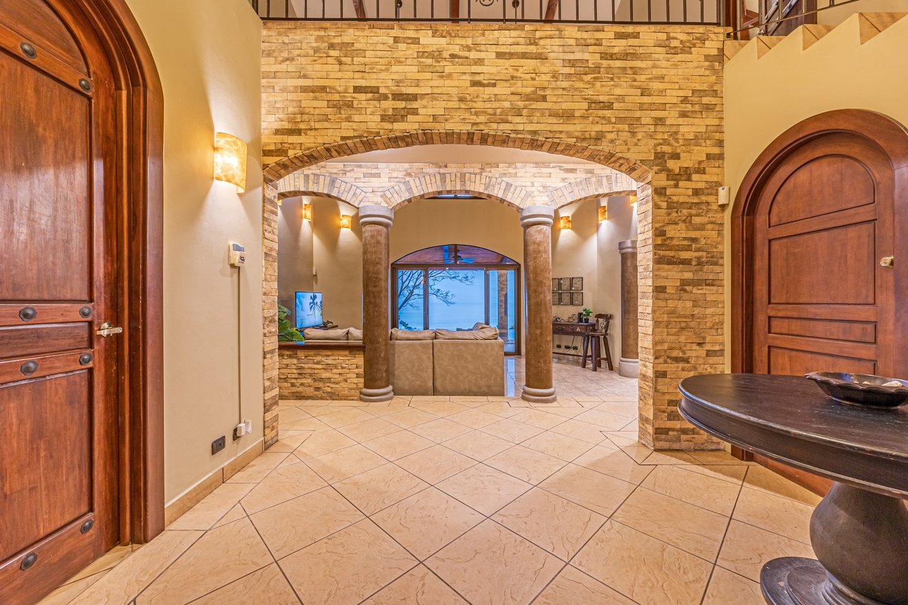 Villa Pacifica: Luxury Oceanview Retreat Steps from the Beach