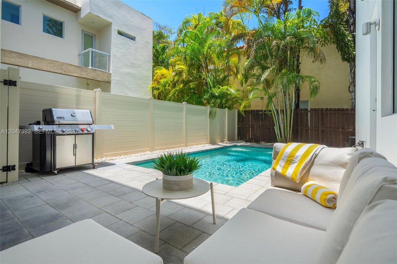 3253-mcdonald-street-miami-fl-home-sold-pool-2