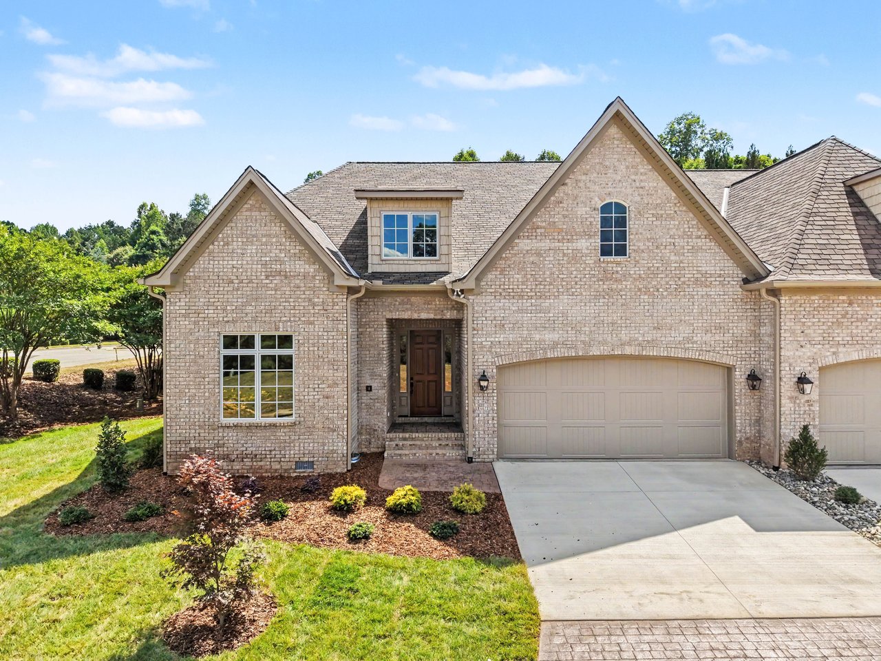 16 Creswell Manor