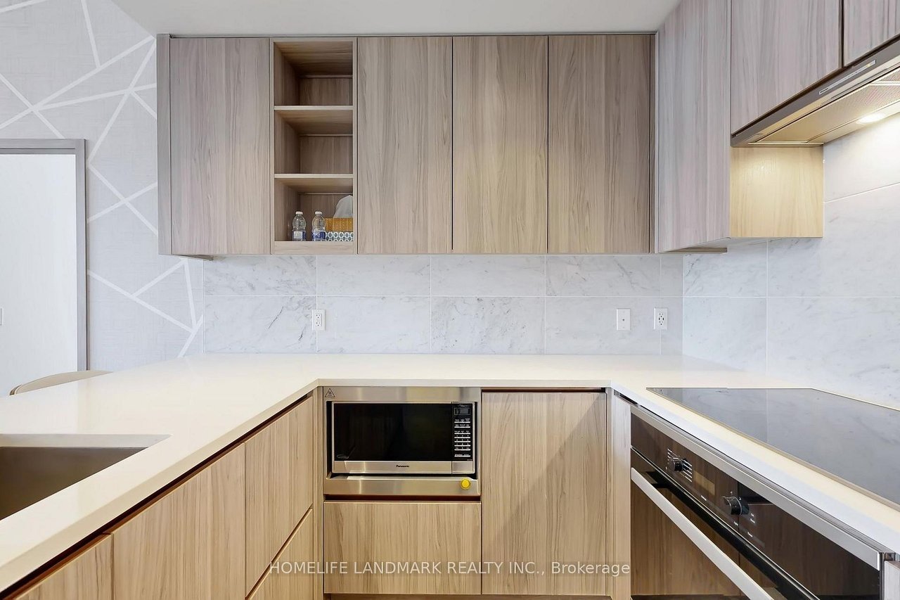 NORTH YORK'S PRESTIGIOUS COMMUNITY PENTHOUSE