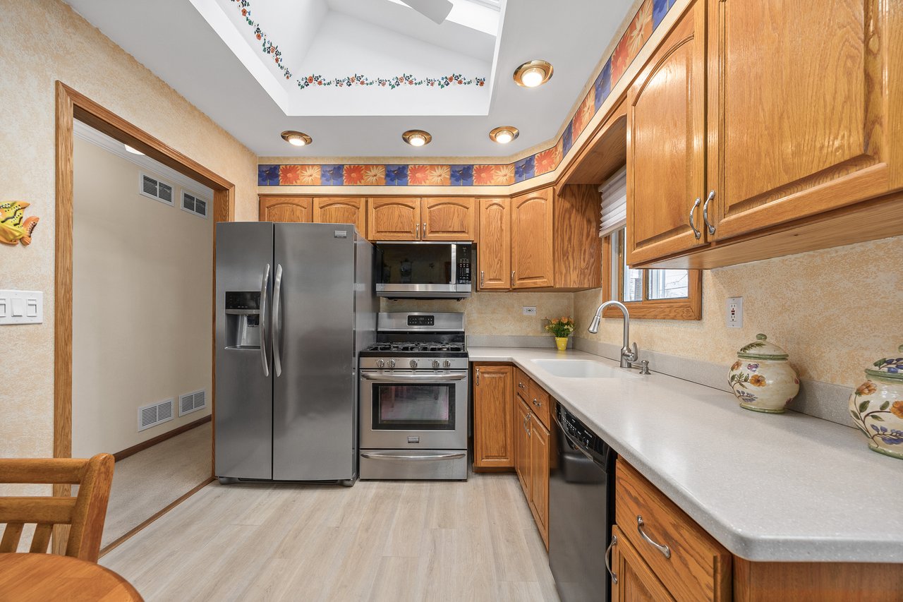 8000 Oakview Lane, Woodridge