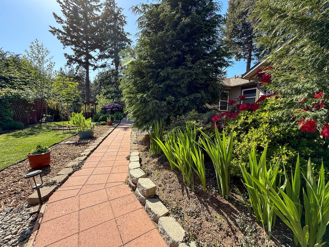 GORGEOUS 3 BEDROOOM HOME + GUEST SUITE IN GREAT EAST BANDON NEIGHBORHOOD!