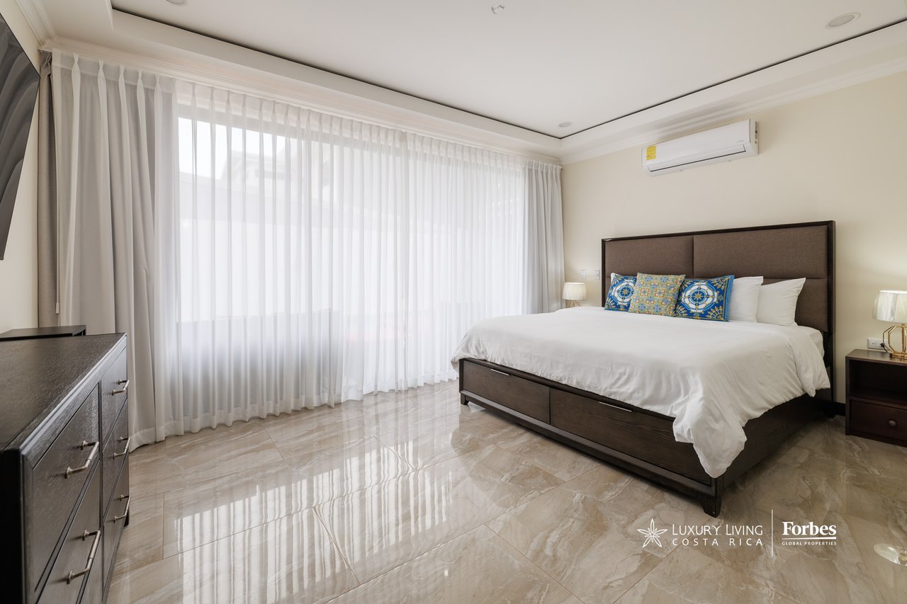 21472 - Fully Furnished Turnkey Luxury Beach Residence, 9 suites, 50 mts from Jaco Beach