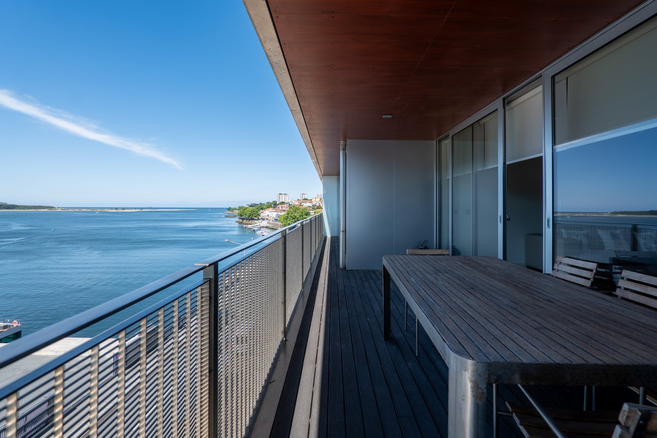 Sophisticated Three-Bedroom Apartment in Porto