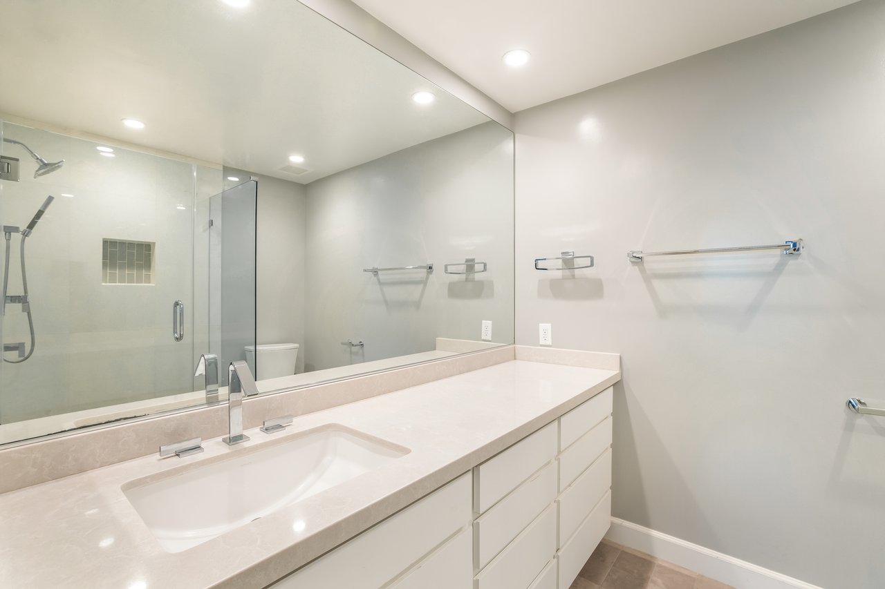 818 N Doheny Dr Unit: 607