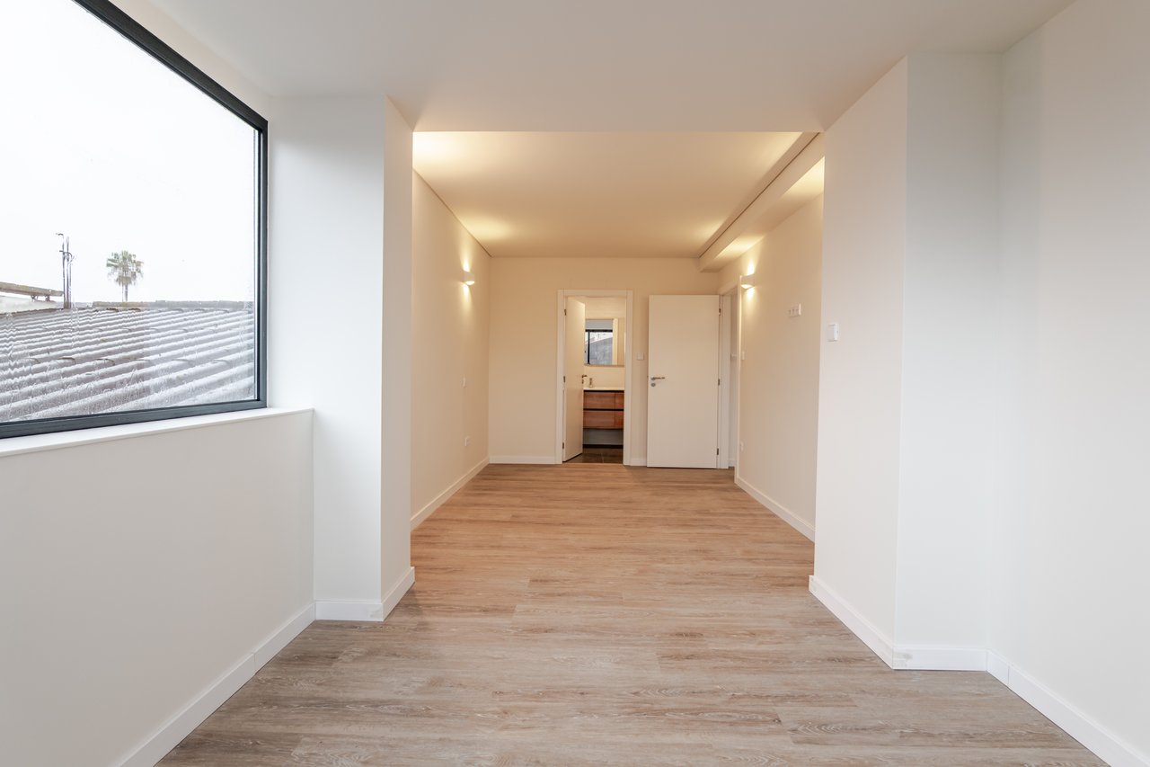 Renovated 3-Bedroom Apartment with 2 Bathrooms and Lift in Bonfim, Porto