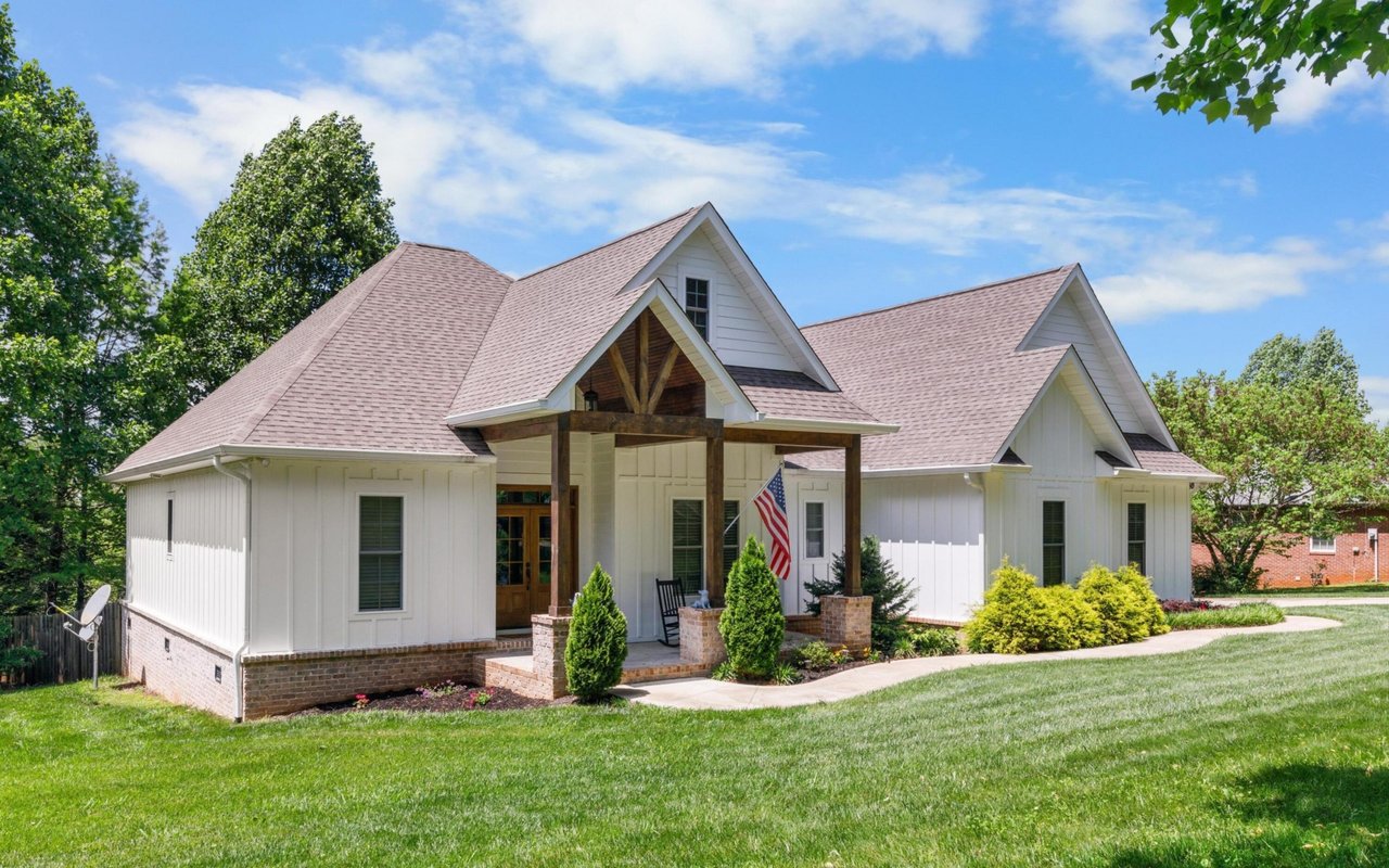 Wallace Luxury Spotlight | 2419 Robin Ridge Drive Maryville TN 37801