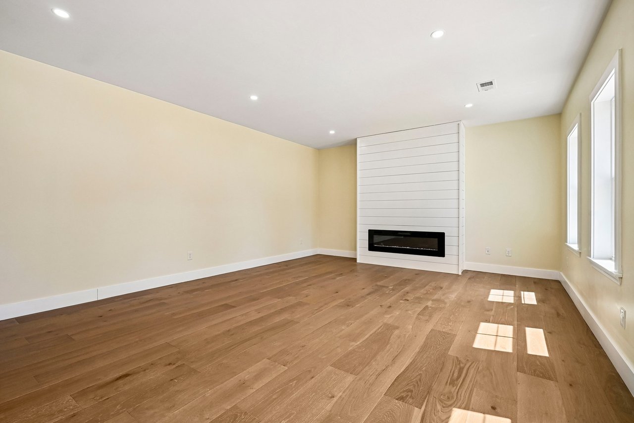 33 Seabiscuit Dr, Plymouth, MA 02360
