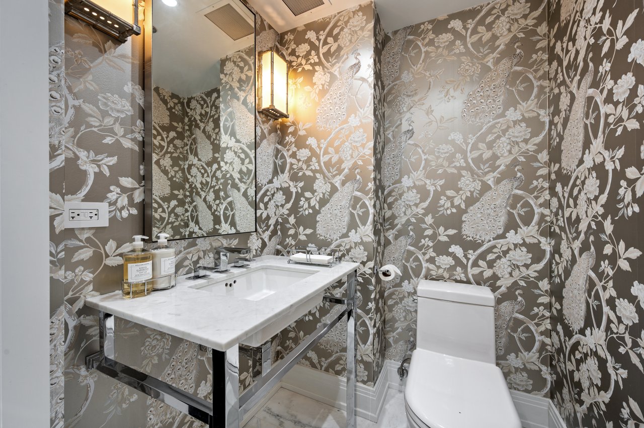 950 N Michigan Ave #2704