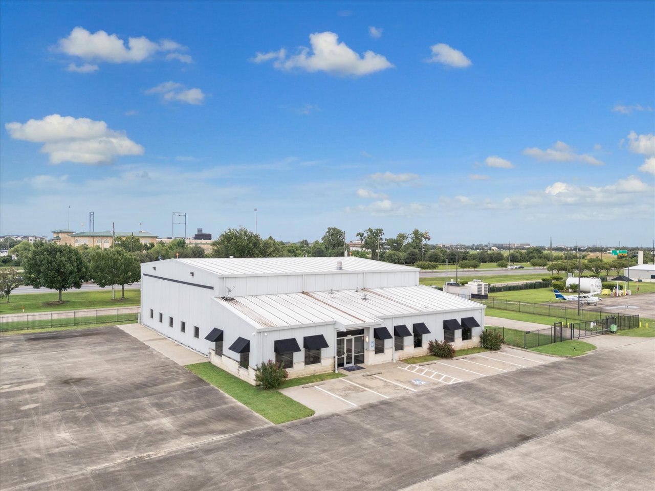 Hangar + Office - Sugar Land Regional Airport (KSGR)