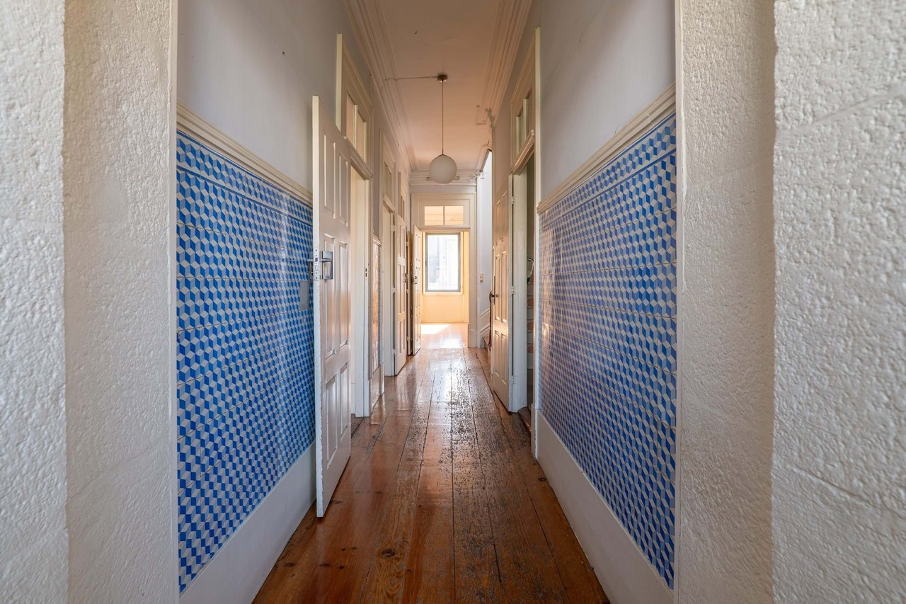 Historic Home for Restoration in Matosinhos, Porto – Prime Coastal Investment Opportunity