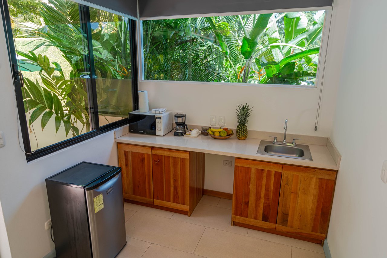 22 Unit Tropical Boutique Hotel steps from Manuel Antonio Park & Beach