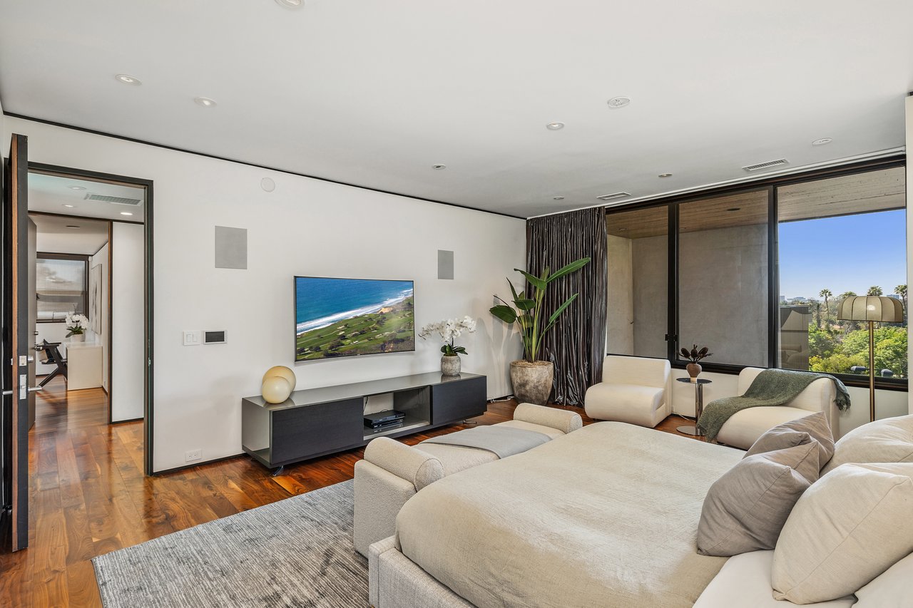  A Beverly Hills Architectural Masterpiece – Where Modern Luxury Meets Timeless Elegance