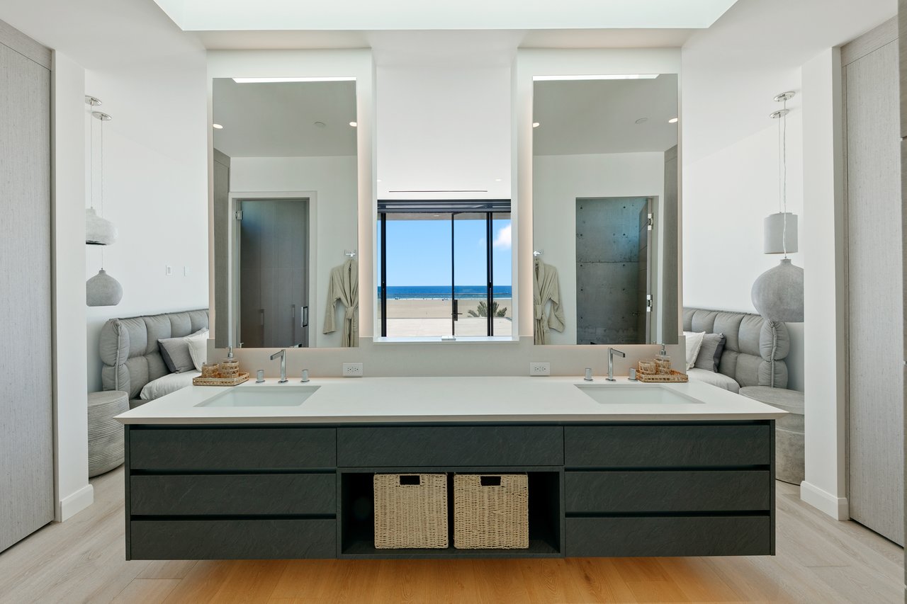 938 Palisades Beach Rd