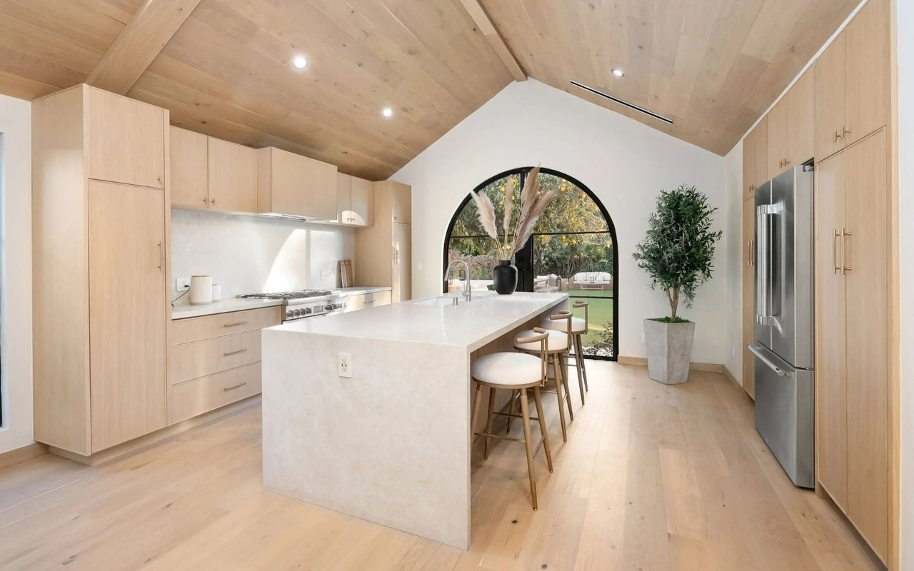 How to Stage Your Home to Sell This Spring (Checklist Inside!)