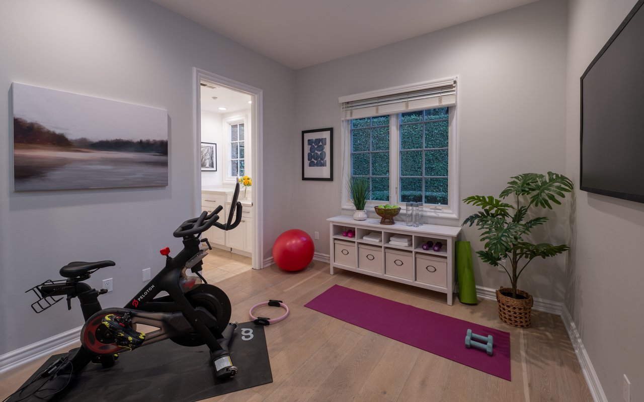 3686 Benedict Canyon Ln, Sherman Oaks 