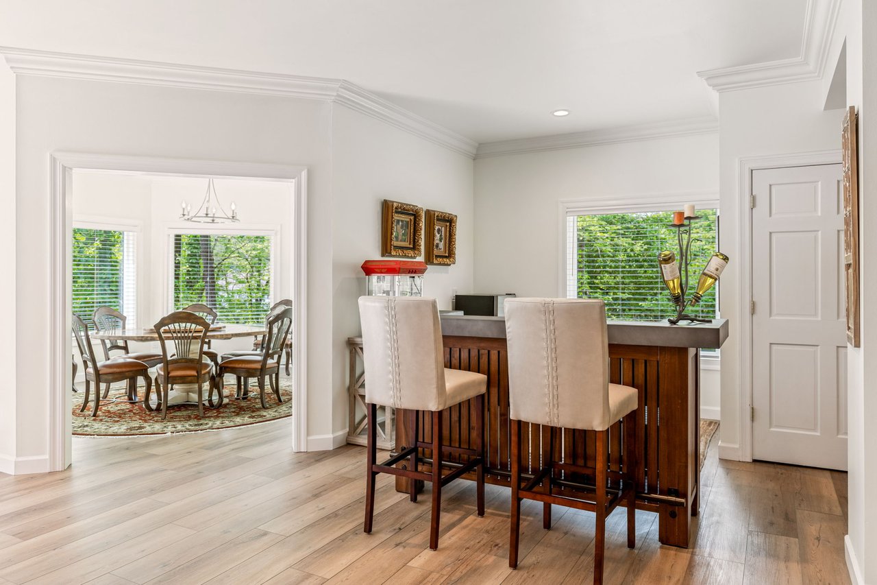 11 Lake Forest Court W