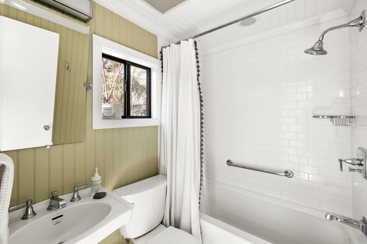  33 Robins Way, East Hampton