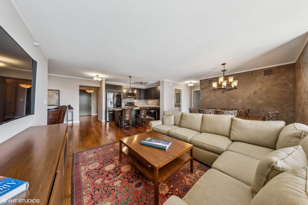 225 N Columbus Dr 7408
