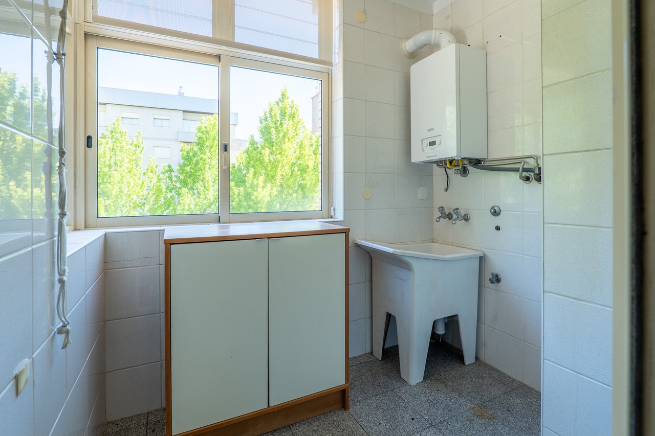 Spacious and Bright 4-Bedroom Apartment for Rent Near Colégio do Rosário
