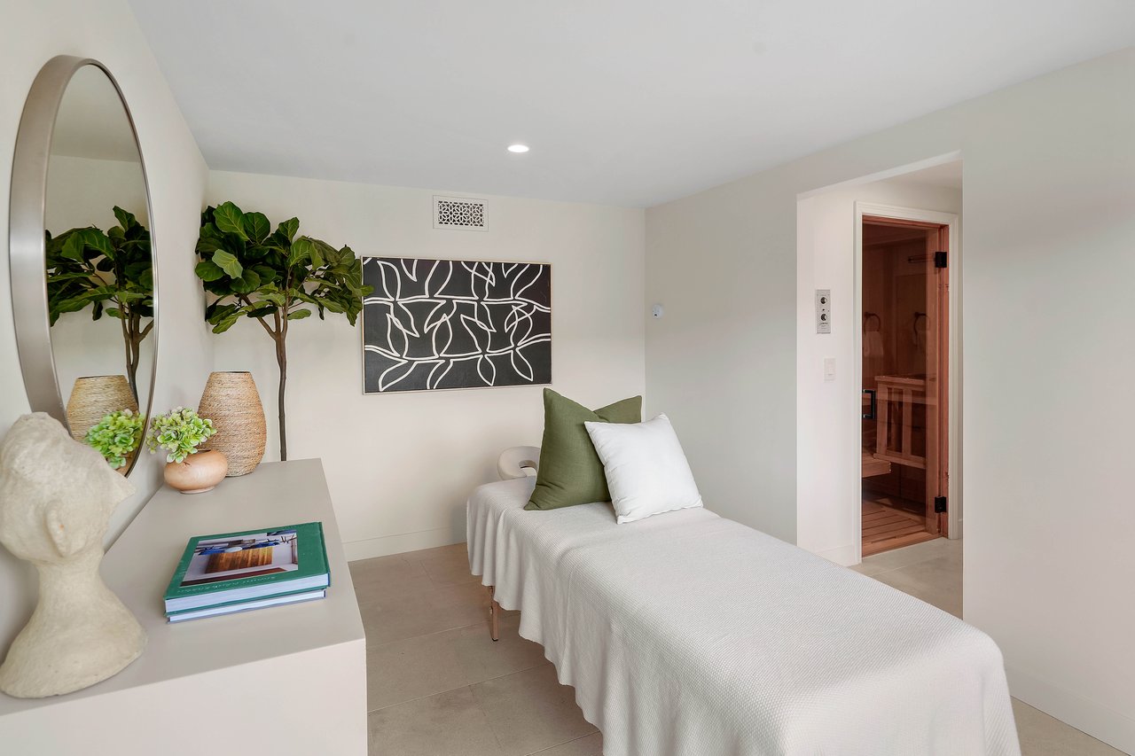 7212 Mulholland Dr, Hollywood Hills
