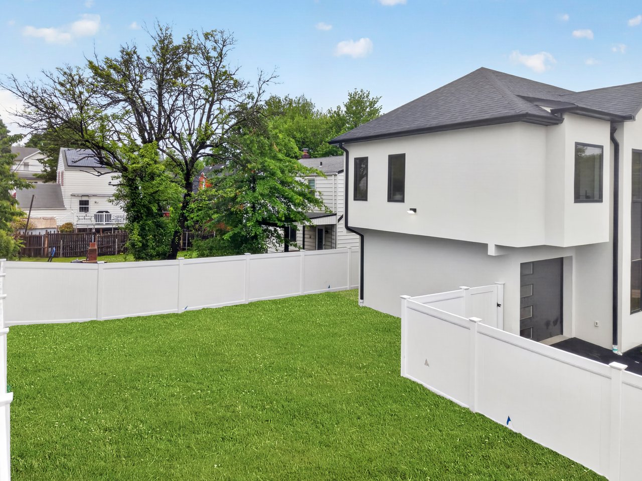 887 Linden Ave, Ridgefield, NJ 07657