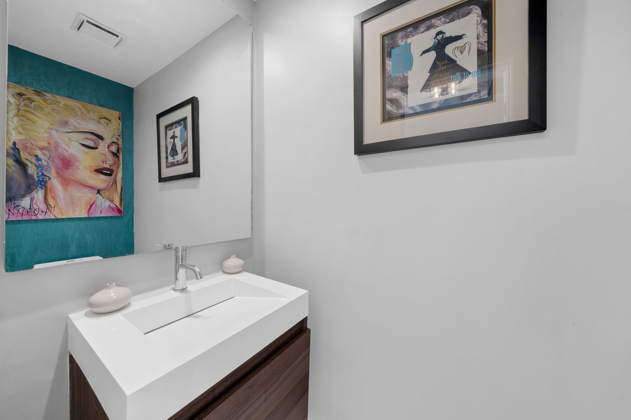 1000 Venetian Way 810