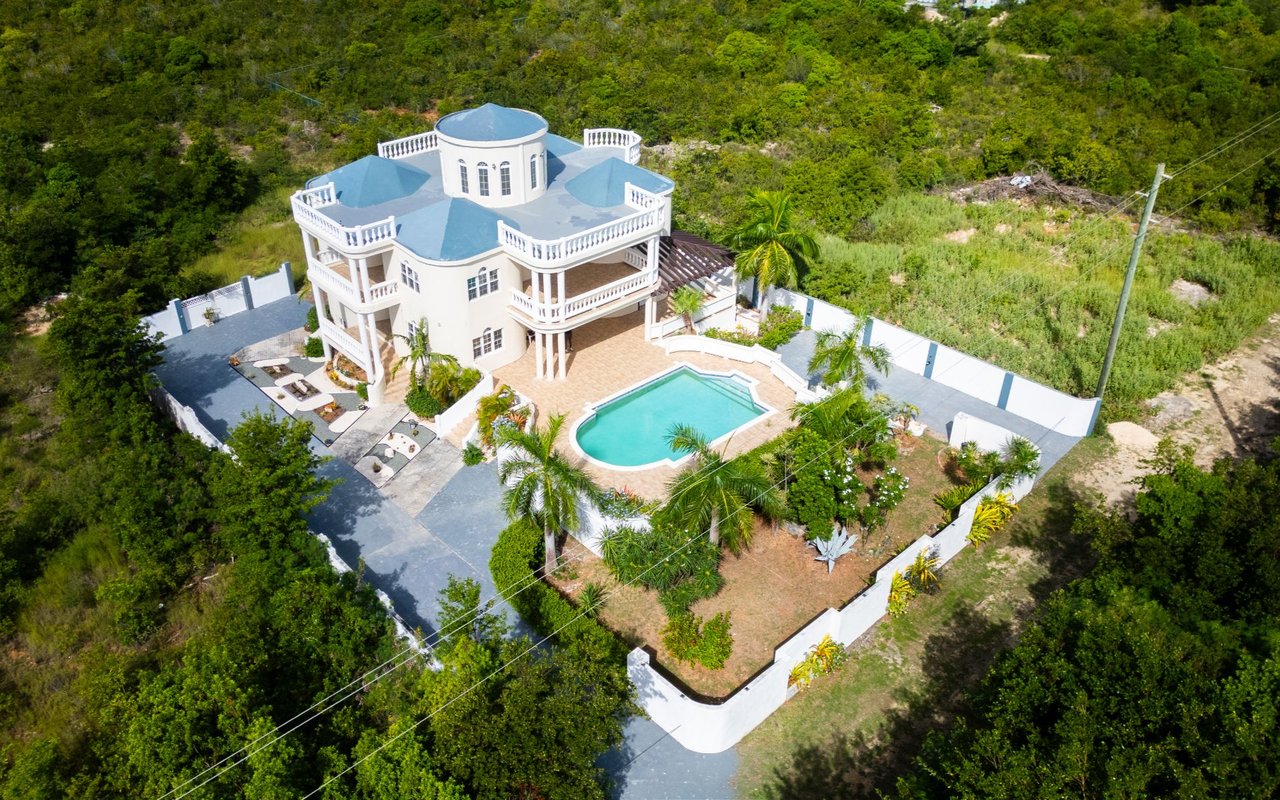 Resort Edge Villa / Les Sotto Voce