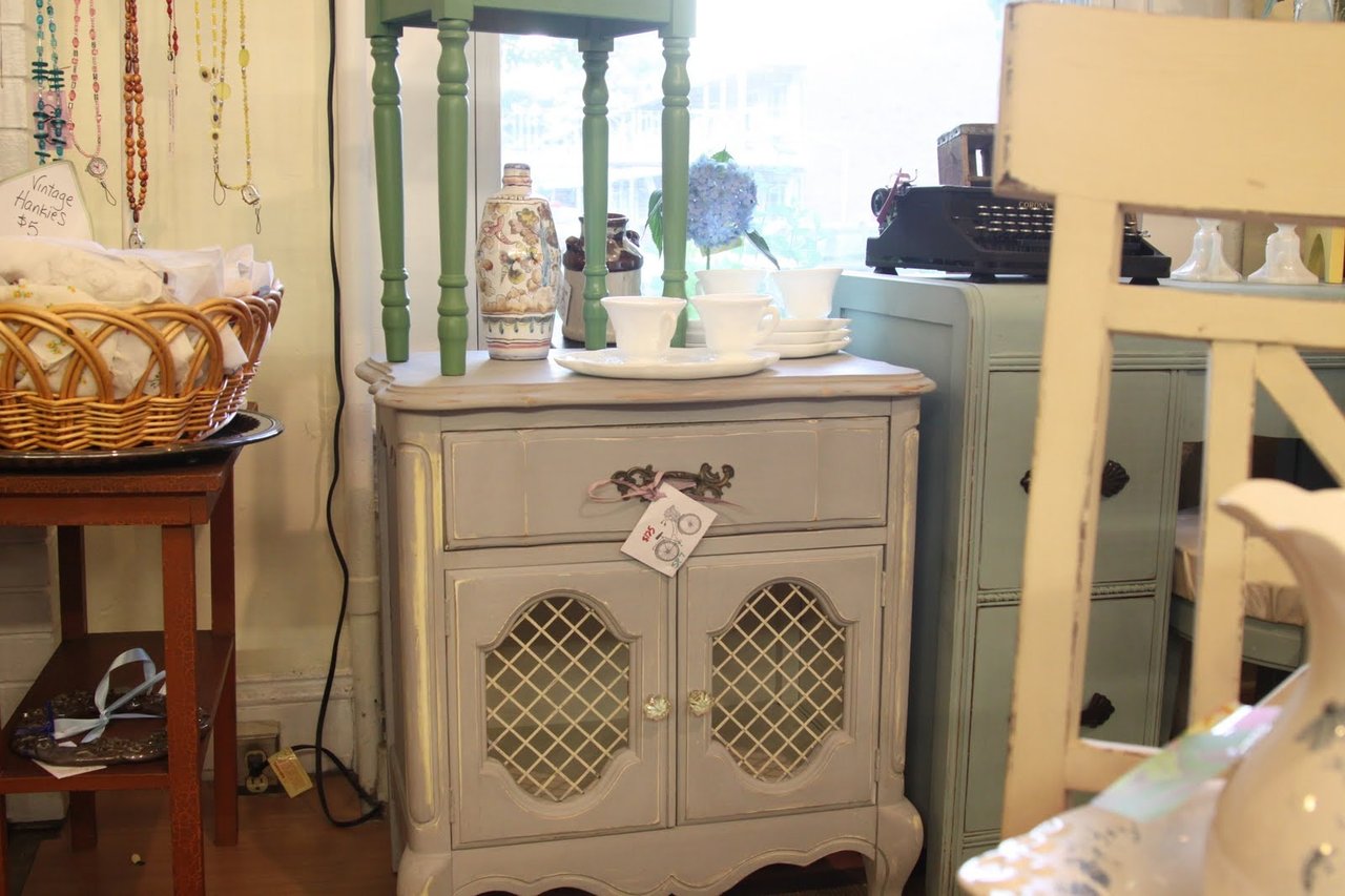 Pics of Retail Space & Dining Set!