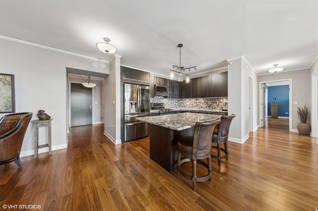 225 N Columbus Dr 7408