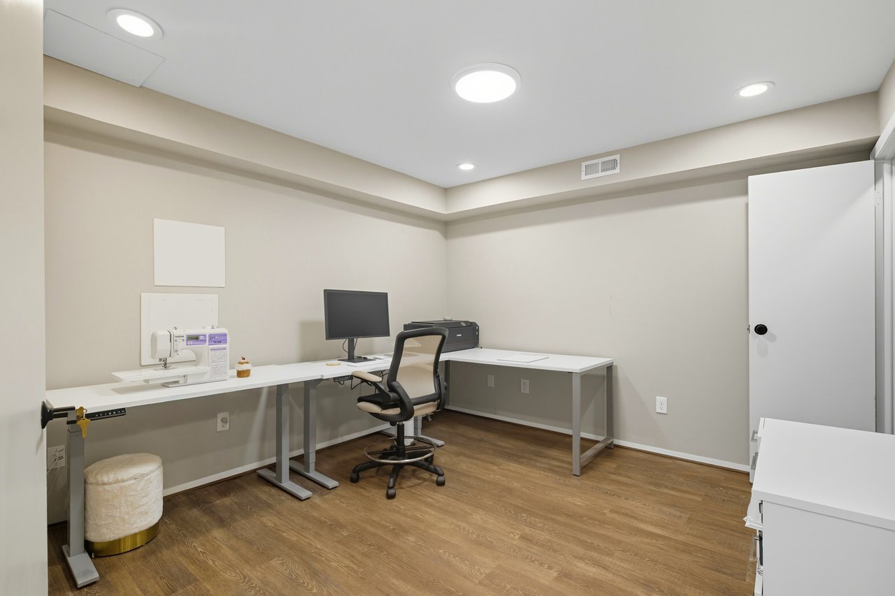 Turnkey 2 Bed Townhome plus Den & Designer Finishes 