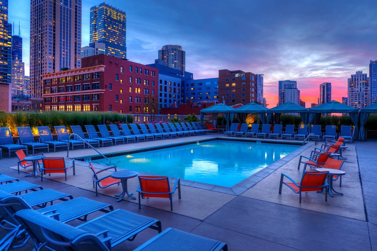 545 N Dearborn St - Grand Plaza - picture of building's pool and city views