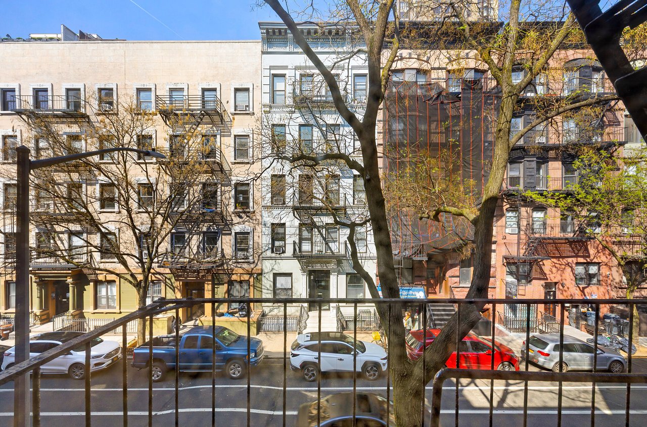 222 W 16th St - Building