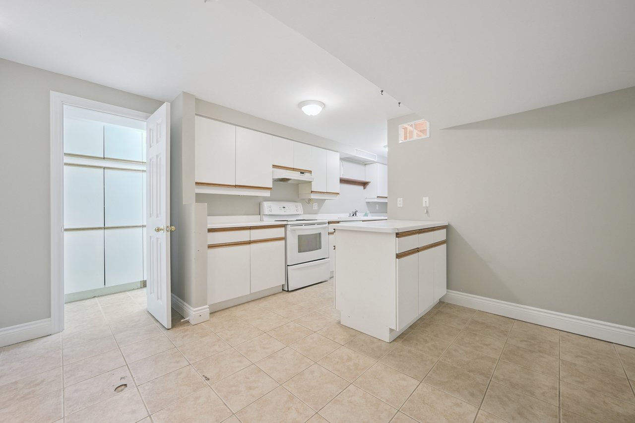 Prestigious Glen Abbey living with a backyard made for summer