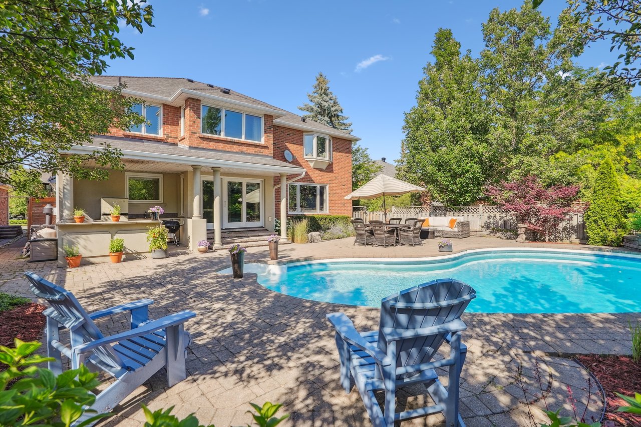 Prestigious Glen Abbey living with a backyard made for summer