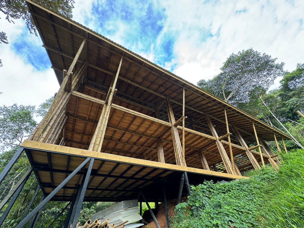 0.69 ACRES – Bamboo And Wooden Commercial Building On The Paved Coastal Highway Between Uvita And Ojochal!!!