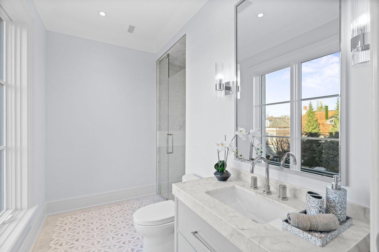 Prestigious Dunvegan Rd