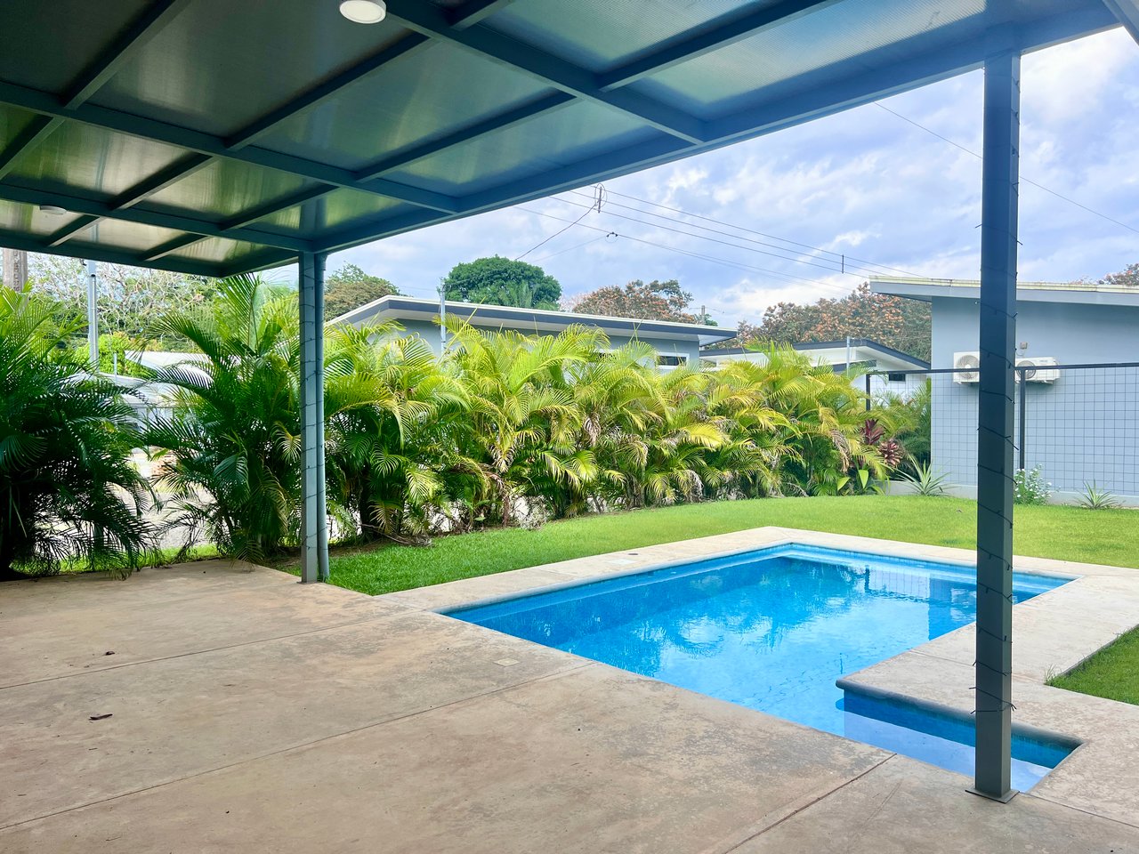 Quepos Hills Villa with pool and covered patio and tropical gardens