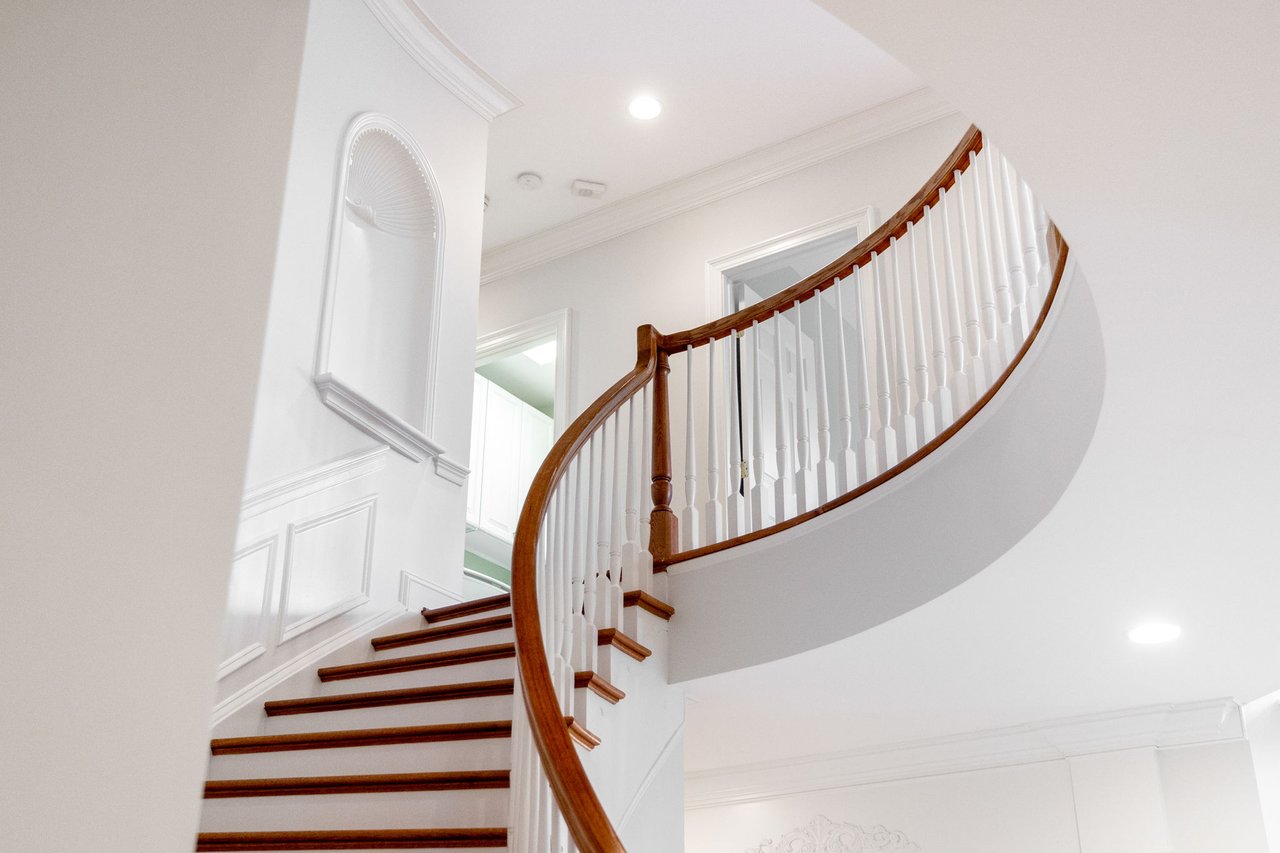 Picturesque Colonial: Located in the HEART of Raspberry Falls