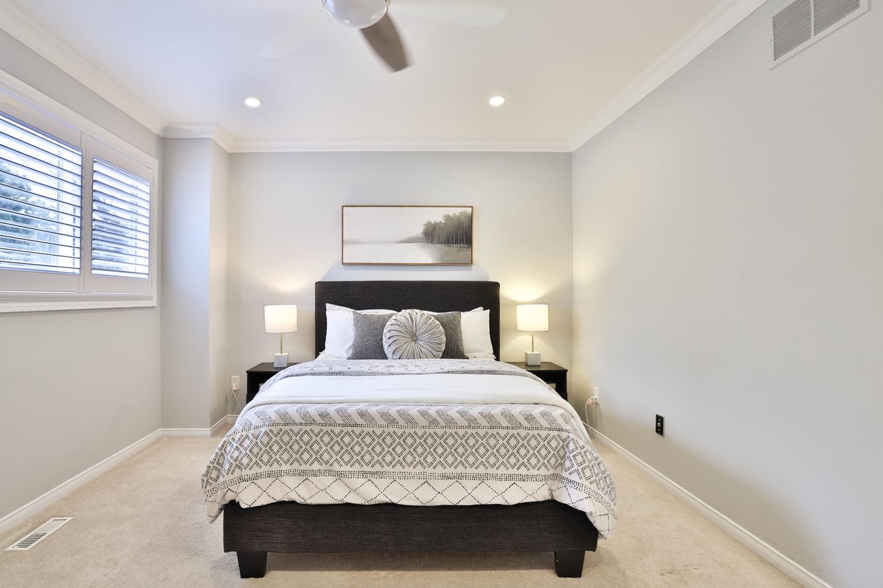 5255 Lakeshore Road 7