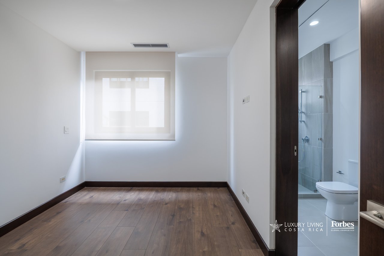21475 - Modern apartment, 4 bedrooms + maid's quarters in Escazu for sale and rent